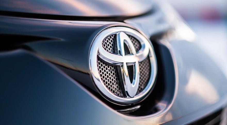На фото: логотип Toyota
