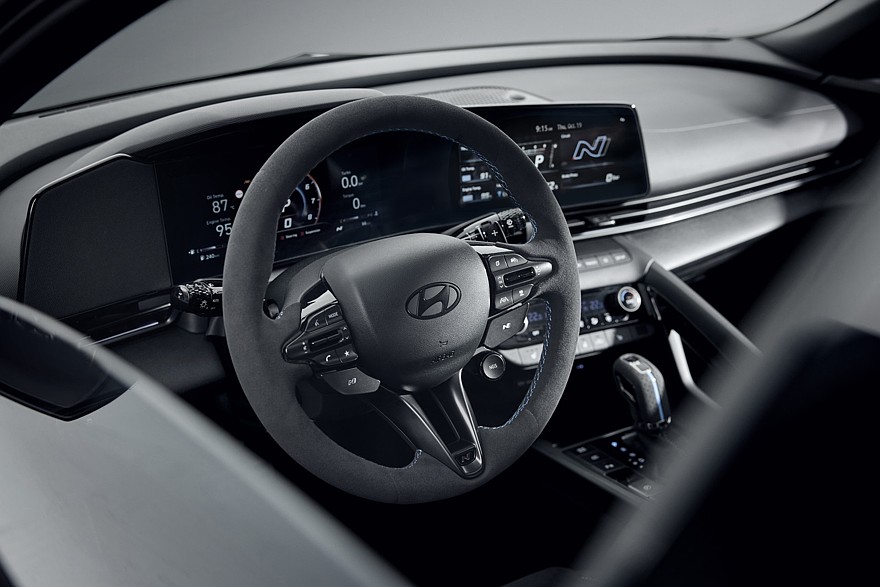 На фото: салон Hyundai Elantra N Monochrome