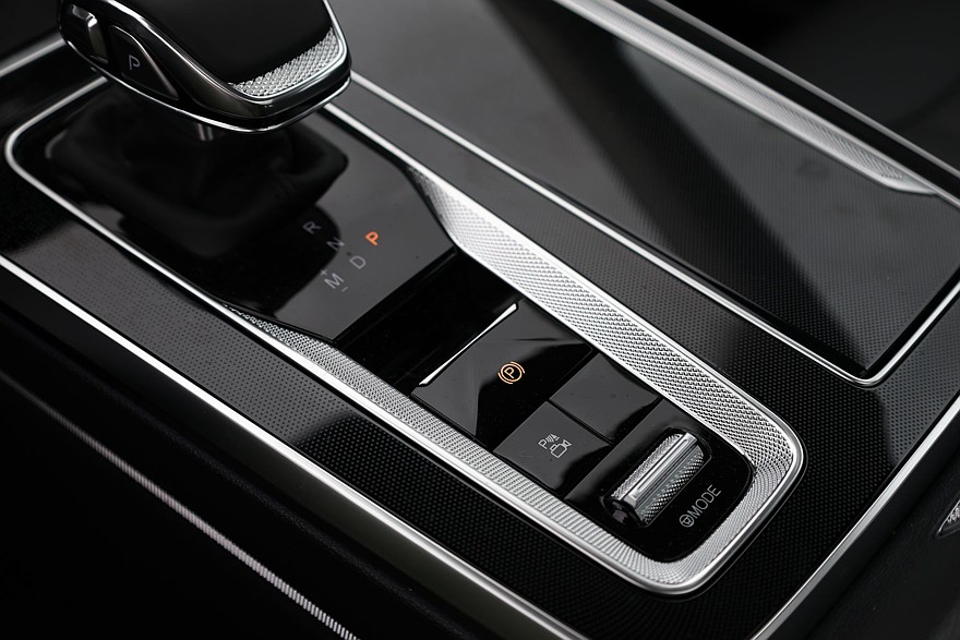 Больше не компромисс: необычный тест-драйв Hongqi HS5