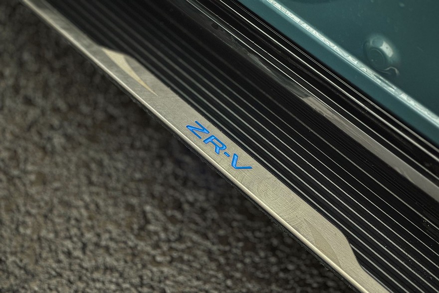 Японский минимализм с европейским лицом: тест-драйв Honda ZR-V