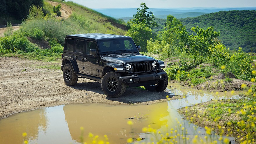 На фото: Jeep Wrangler Smoky Mountain Edition