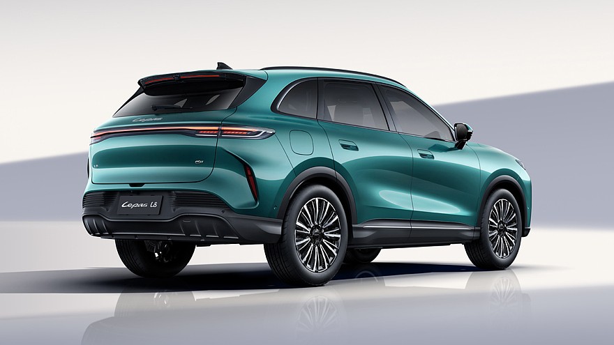 На фото: кроссовер Lepas L8