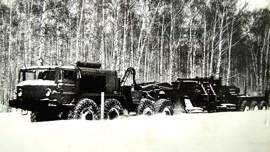 Седельный тягач МАЗ-537 с электрогенератором в составе автопоезда СО-7