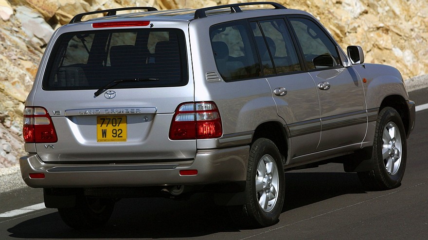 На фото: Toyota Land Cruiser 100 '2002–05