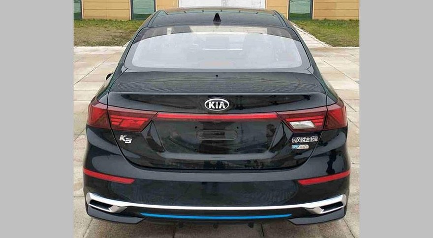 Гибридный Kia K3. У такого седана на бамперах есть синие вставки