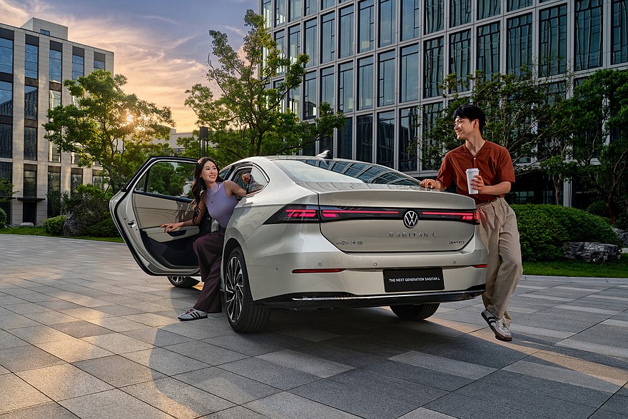 Старший седан Volkswagen Sagitar L