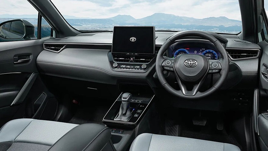 На фото: салон Toyota Corolla Cross Z Adventure 60th Anniversary