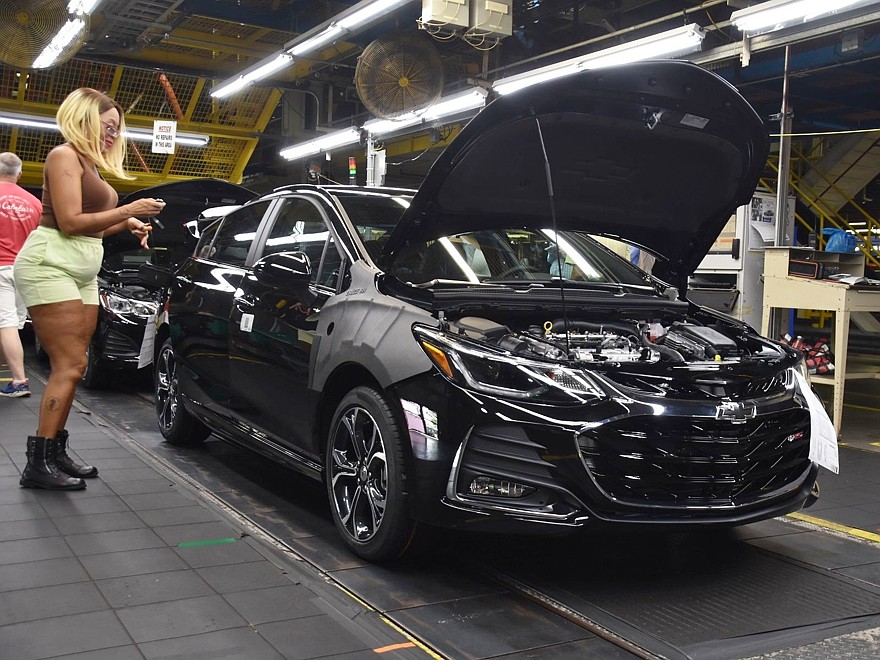 Chevrolet Cruze всё еще хорошо продаётся в США, но руководство GM спешит с ним расстаться.