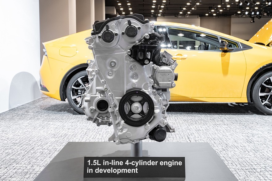 Фотографии прототипа нового 1,5-литрового бензинового двигателя из пресс-релиза Toyota 2024 года, на них двигатель отличается рядом деталей от более свежего варианта, показанного на заглавной фотографии.