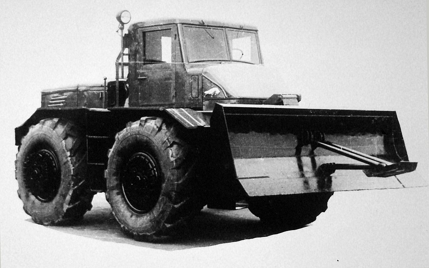 165-сильный автомобиль-тягач МАЗ-528 с прямым передним отвалом