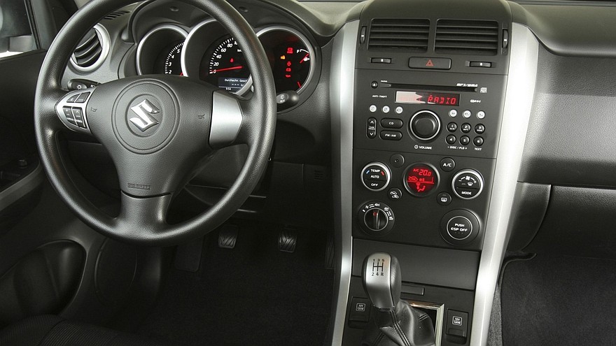 На фото: Торпедо Suzuki Grand Vitara 5-door '2008–12