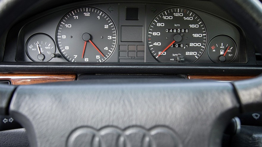Часы вместо тахометра – на немецких автомобилях восьмидесятых такое можно было встретить даже в бизнес-классе!