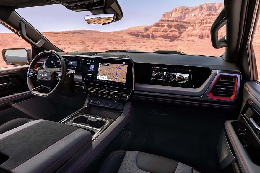 На фото: салон нового Chevrolet Silverado ZR2