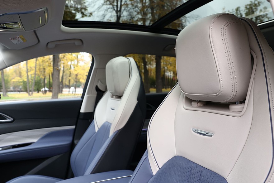 Красное знамя против четырёх колец: сравнительный тест Hongqi HS3 и Audi Q3