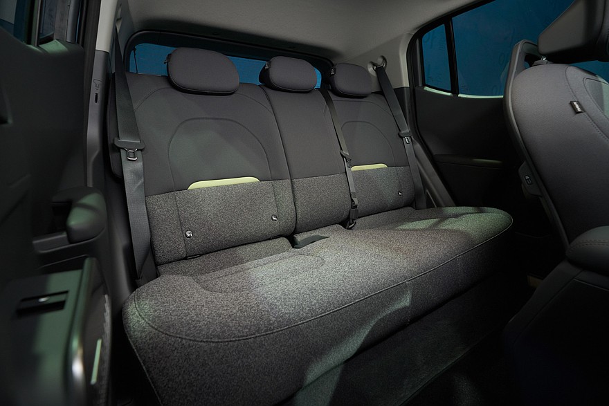 На фото: салон Kia EV2