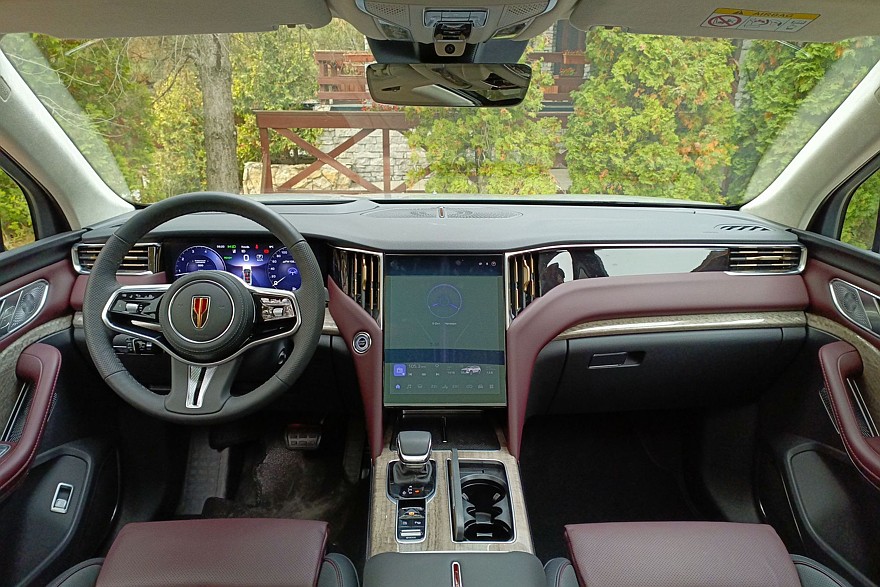 Крылатые габариты, немного эвкалипта и сила пользовательских настроек: тест-драйв Hongqi HS7