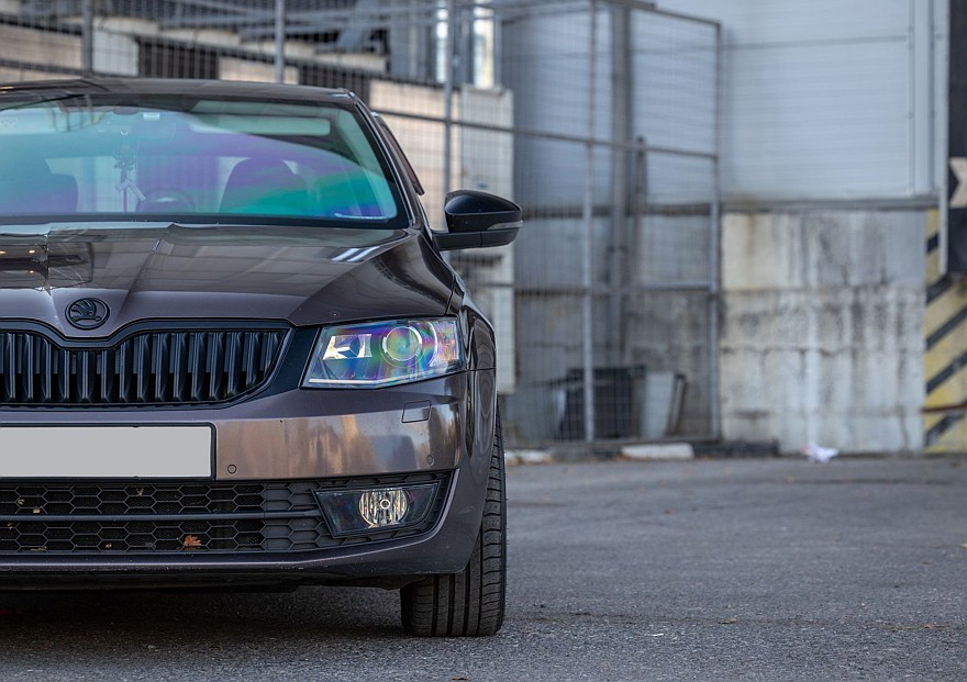 Skoda Octavia A7 с пробегом: ржавые пороги, дыры в дверях и комфортный салон из пластика