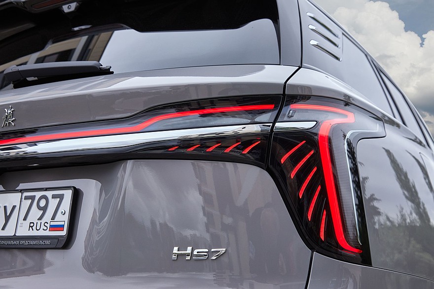 Крылатые габариты, немного эвкалипта и сила пользовательских настроек: тест-драйв Hongqi HS7