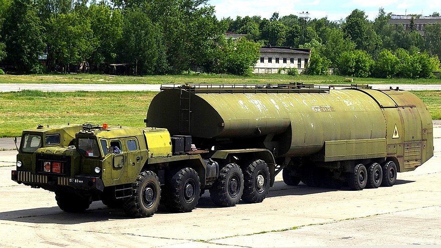 МАЗ-74103 с полуприцепным топливозаправщиком ТЗ-60 (фото М. Чега)