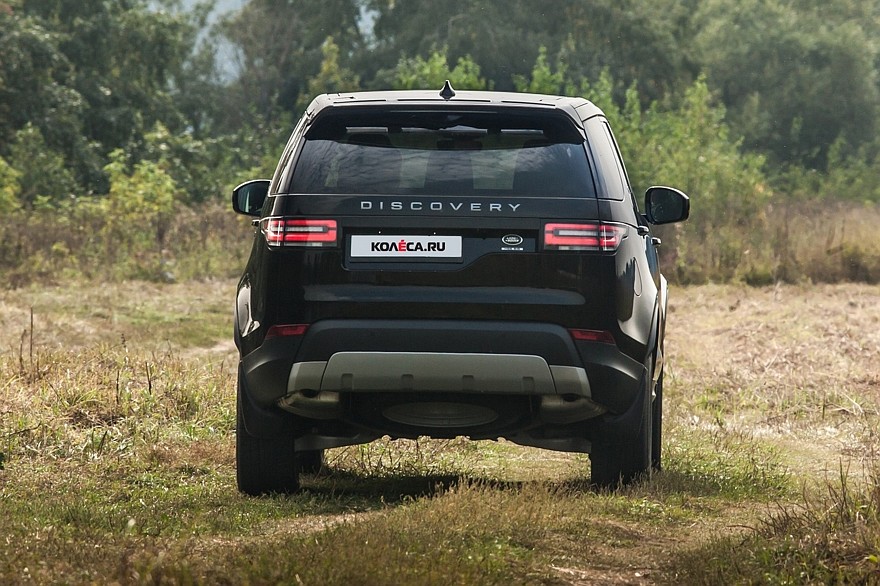 Land Rover Discovery чёрный сзади (1)