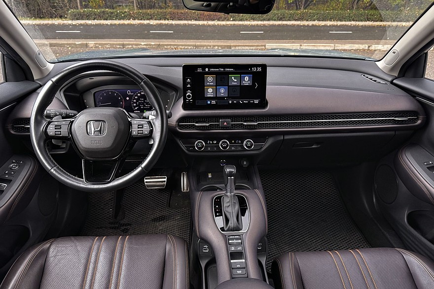 Японский минимализм с европейским лицом: тест-драйв Honda ZR-V