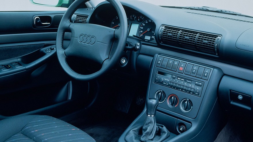 На фото: Торпедо Audi A4 Avant (B5,8D) '1995–2001