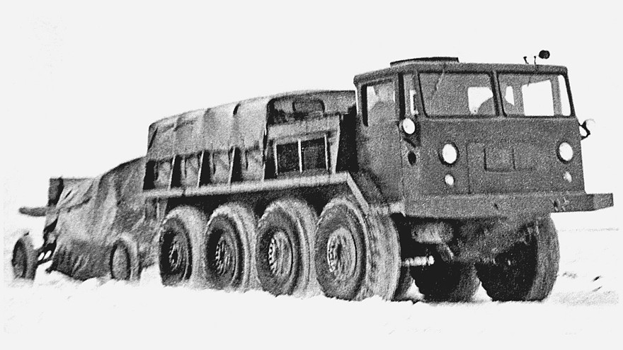 Автомобиль ЗИЛ-134 при буксировке тяжелого артиллерийского орудия