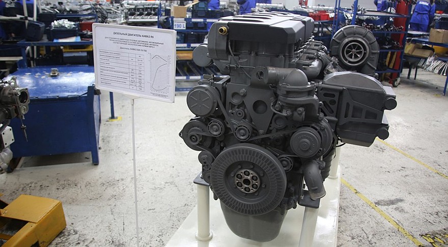 На фото: макет нового дизельного двигателя Р6