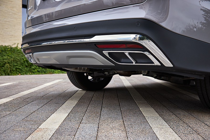 Крылатые габариты, немного эвкалипта и сила пользовательских настроек: тест-драйв Hongqi HS7