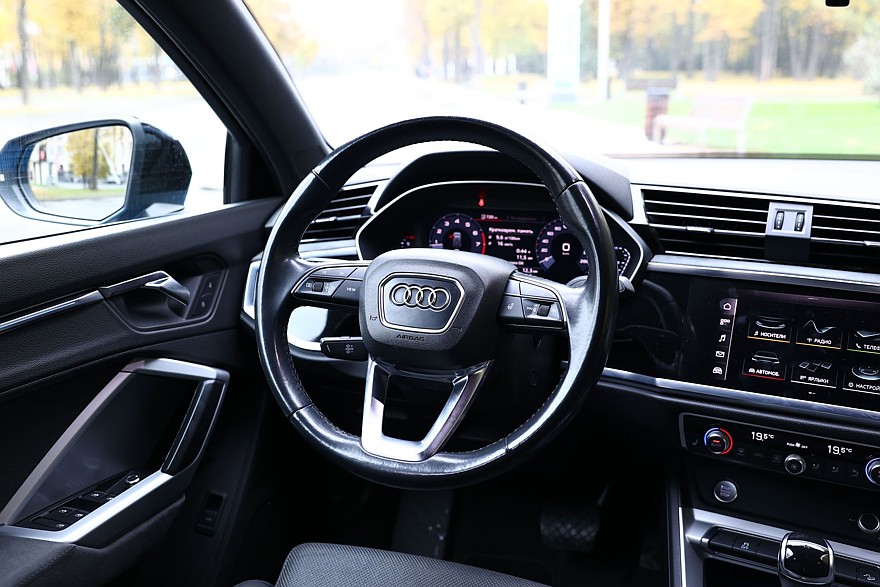 Красное знамя против четырёх колец: сравнительный тест Hongqi HS3 и Audi Q3