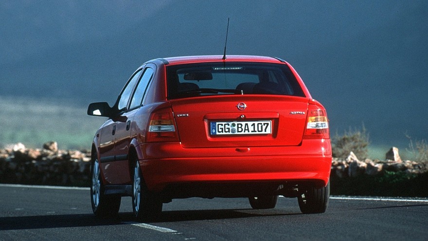 На фото: Opel Astra 5-door (G) '1998–2004