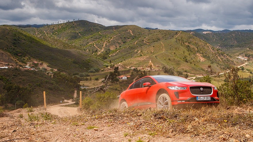 Jaguar I-PACE красный в горах