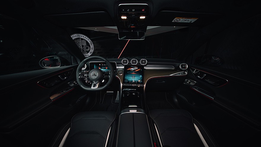 На фото: кросс-купе Mercedes-AMG GLC 53 4Matic+ с пакетом Golden Accents