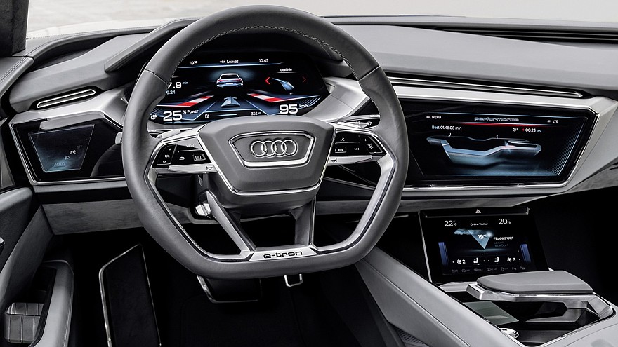 На фото: салон Audi e-tron quattro
